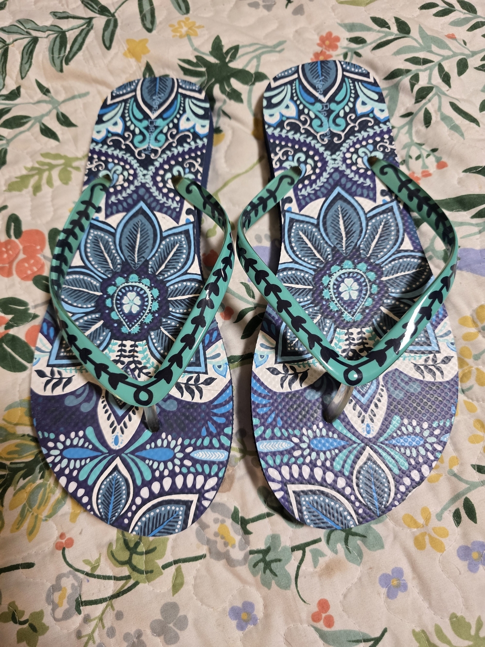 Vera Bradley Size 8- Women's Blue Teal Patterned Flip Flops